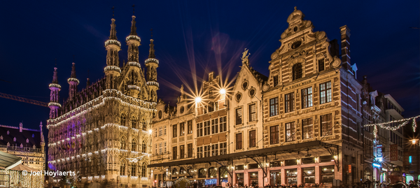 Stadhuis van Leuven in de avond