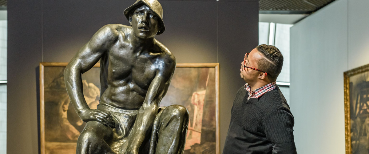 Man kijkt naar beeld in KMSKB