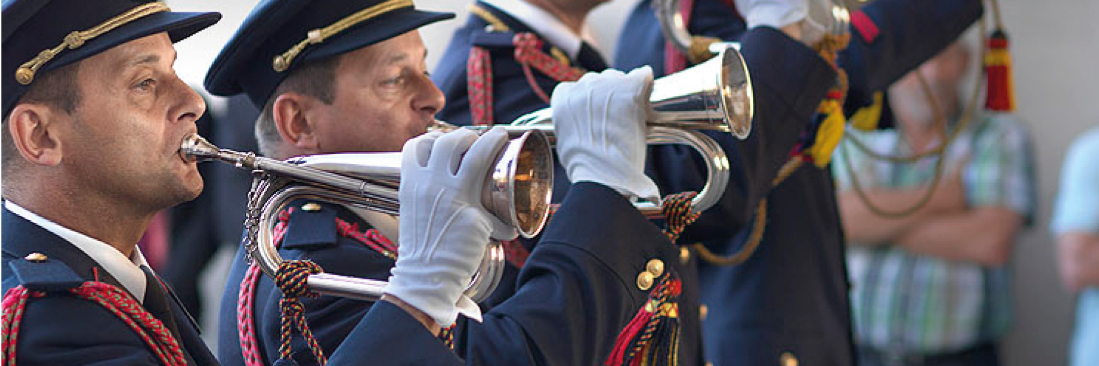 Afbeelding van mannen in uniform die trompet spelen.