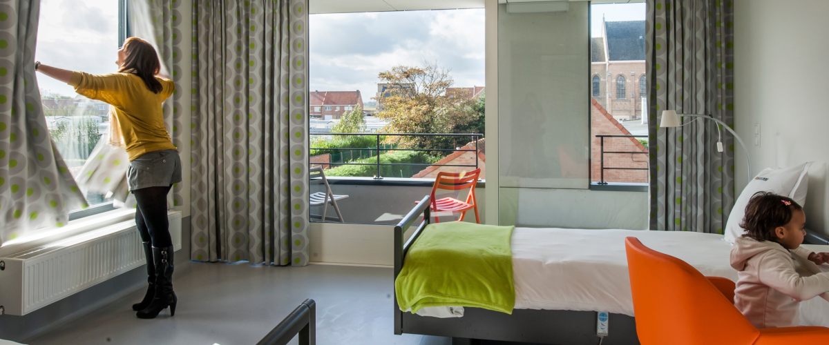 Foto van moeder en dochter in een hotelkamer